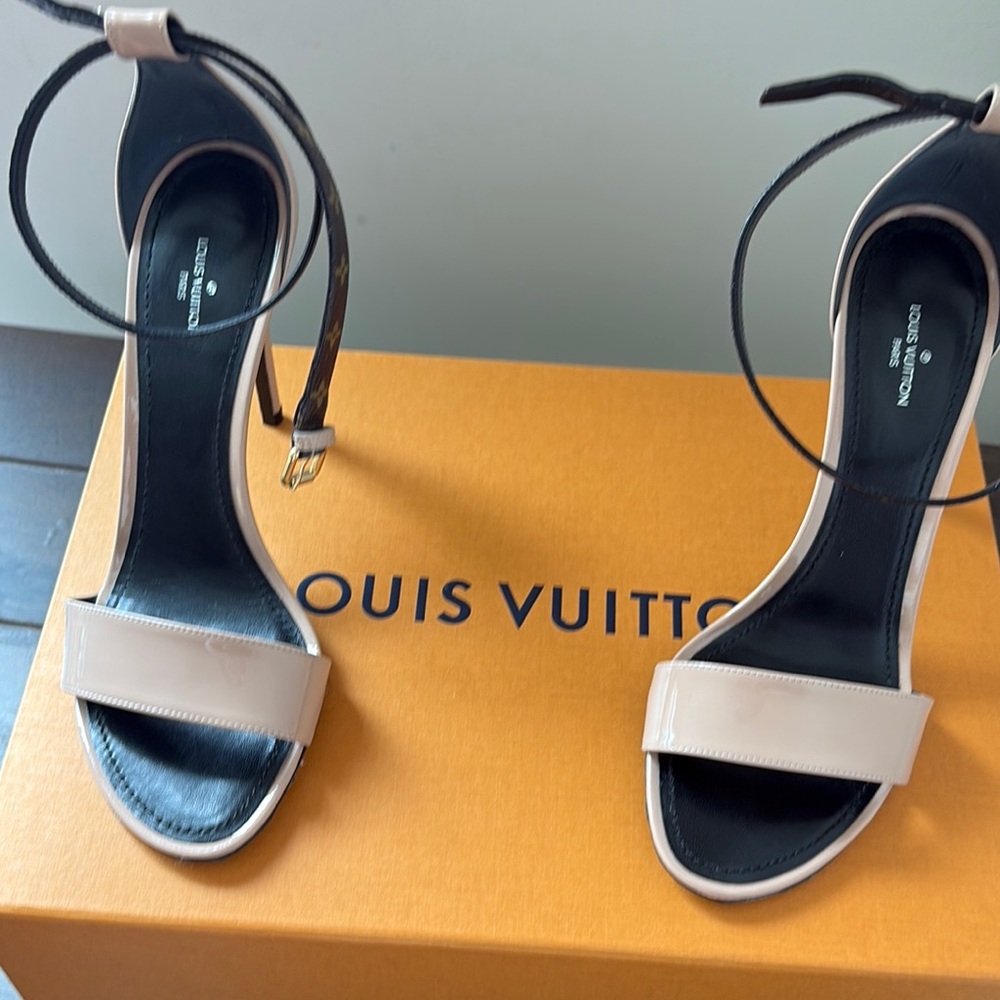 Louis Vuitton Cream and Black Heels Elegant Design